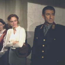 Alba Rohrwacher con Francesca Neri ed Ezio Greggio in una scena del dramma Il papà di Giovanna