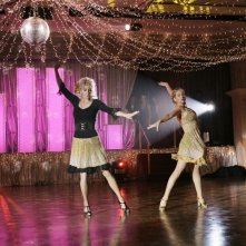 Christina Applegate e Jean Smart nella prima puntata della seconda stagione della serie tv Samantha Chi?