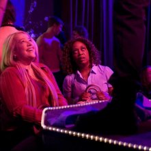 Kathy Bates e Alfre Woodard in una sequenza del film The Family That Preys