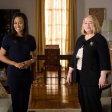 Robin Givens e Kathy Bates in una scena del film The Family That Preys