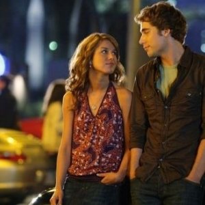 Shenae Grimes e Dustin Milligan in una scena dell'episodio Lucky Strike di 90210