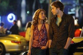 Shenae Grimes e Dustin Milligan in una scena dell'episodio Lucky Strike di 90210