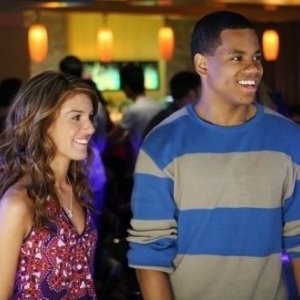 Shenae Grimes e Tristan Wilds in una scena dell'episodio Lucky Strike di 90210