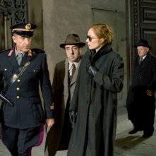 Silvio Orlando con Francesca Neri ed Ezio Greggio in una scena del dramma Il papà di Giovanna