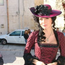 Una bella immagine di Michelle Bonev nei panni di Artemisia Sanchez sul set della serie televisiva
