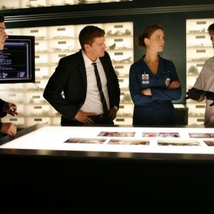 David Boreanaz, Emily Deschanel, Eric Millegan e John Francis Daley nell'episodio 'The Perfect Pieces in the Purple Pond' della serie Bones