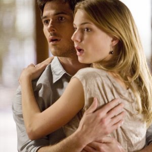 Emily VanCamp e Dave Annable in una scena  dell'episodio 'Glass Houses' della serie Brothers & Sisters