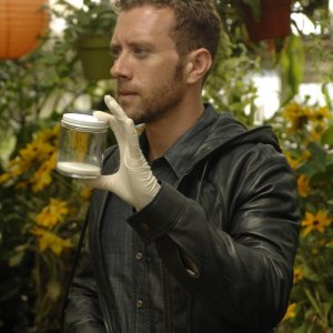 T.J. Thyne nel ruolo di Hodgins nella serie tv Bones, episodio: The Perfect Pieces in the Purple Pond