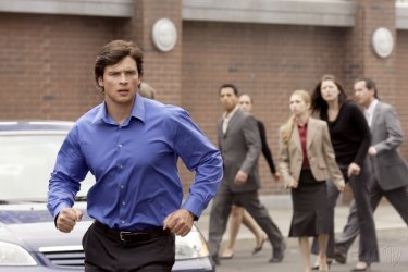 Clark, alias Tom Welling, accorre per prestare aiuto nell'episodio 'Plastique' della serie Smallville