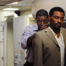 Dennis Haysbert  e Cyrus Farmer nella serie tv The Unit, episodio: Sudden Flight