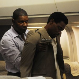 Dennis Haysbert nel ruolo di Jonas Blaine e Cyrus Farmer nella serie tv The Unit, episodio: Sudden Flight