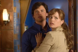 Erica Durance e Tom Welling durante una scena dell'episodio 'Plastique' della serie Smallville