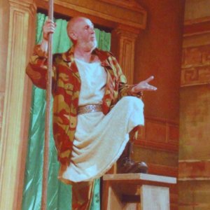 Gerardo Scala in palcoscenico, protagonista nel Miles gloriosus di Plauto