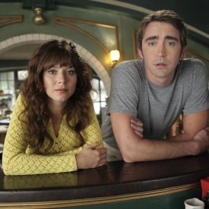 Anna Friel e Lee Pace in una scena dell'episodio 'Circus, Circus' della serie Pushing Daisies