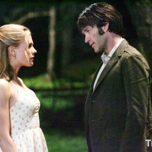 Anna Paquin e Stephen Moyer in una scena del secondo episodio della prima stagione della serie True Blood