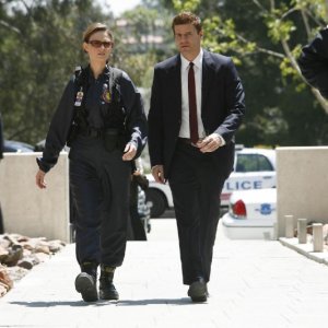Emily Deschanel e David Boreanaz durante una scena dell'episodio 'The Crank in the Shaft' della serie Bones