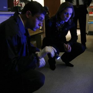 Emily Deschanel nel ruolo della Dottoressa Brennan durante una scena dell'episodio 'The Crank in the Shaft' della serie Bones