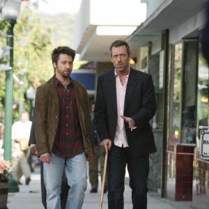 Hugh Laurie insieme a Michael Weston durante una scena dell'episodio 'Not Cancer' della serie tv Dr. House