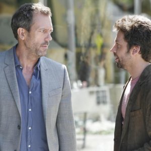 Hugh Laurie insieme a Michael Weston nell'episodio 'Not Cancer' della serie tv Dr. House