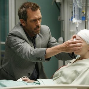 Il Dottor House, ritratto da Hugh Laurie, insieme a una paziente nell'episodio 'Not Cancer' della serie tv Dr. House