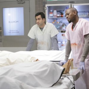 Kal Penn insieme a Omar Epps durante un momento dell'episodio 'Not Cancer' della serie tv Dr. House