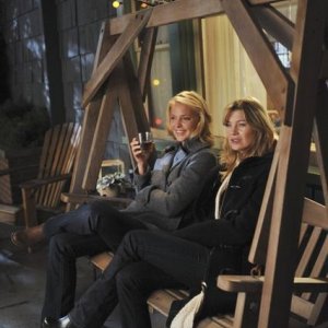 Katherine Heigl insieme a Ellen Pompo sul set dell'episodio 'Here Comes The Flood' della quinta stagione di Grey's Anatomy