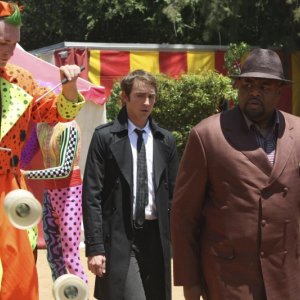 Lee Pace nel ruolo di Ned, insieme a Chi McBride, nel ruolo di Emerson nella serie Pushing Daisies, episodio: Circus, Circus