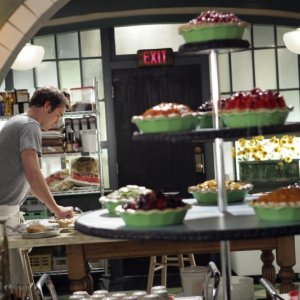 Lee Pace nel ruolo di Ned mentre is trova nella sua  pasticceria nella serie Pushing Daisies, episodio: Circus, Circus