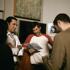 Matthew Rhys, insieme ai colleghi, mentre si trova sul set del terzo episodio della serie Brothers & Sisters: Tug of war