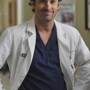 Patrick Dempseyy in un attimo di relax sul set dell'episodio 'Here Comes The Flood' della quinta stagione di Grey's Anatomy