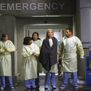 Sandra Oh, Katherine Heigl, Justin Chambers, Ellen Pompeo e Chandra Wilson nella serie Grey's Anatomy, episodio: Dream a little dream of me