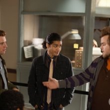 Bret Harrison, Rick Gonzalez e Tyler Labine nell'episodio Il poliziotto della serie Reaper