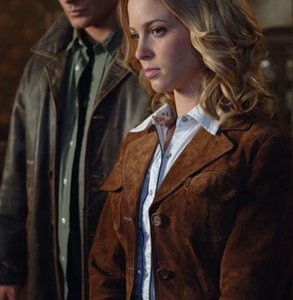 Dean, interpretato da Jensen Ackles, insieme alla giovane Mary nell'episodio 'In the Beginning' della serie Supernatural