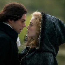 Dominic Cooper e Keira Knightley in un'immagine del film La duchessa