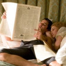 Dominic Cooper e Keira Knightley in una scena del film La duchessa