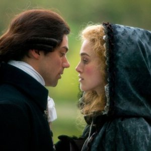 Dominic Cooper e Keira Knightley in una sequenza del film La duchessa