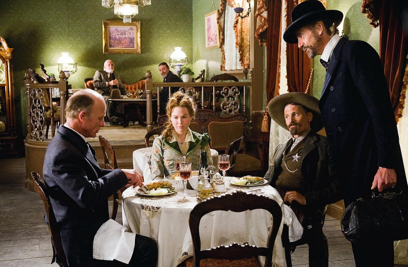 Ed Harris Renee Zellweger Viggo Mortensen E Jeremy Irons In Una Scena Del Film Appaloosa 88828