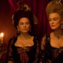 Hayley Atwell e Keira Knightley in una sequenza del film La duchessa