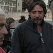 Il produttore Pietro Lama tra il regista Paolo Bianchini e Massimiliano La Pegna sul set di Mal'aria