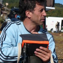 Il regista D. Manuli in una foto scattata sul set del film Beket