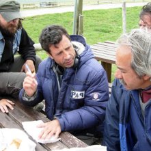 Il regista Davide Manuli discute con i collaboratori sul set del film Beket