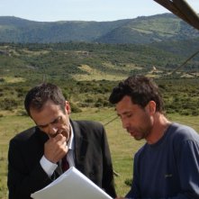 Il regista Davide Manuli discute sul set del film Beket