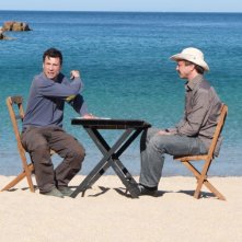 Il regista Davide Manuli discute una scena sul set del film Beket