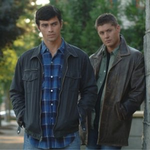 Jensen Ackles insieme a un collega durante una scena dell'episodio 'In the Beginning' della serie tv Supernatural
