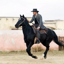 Jeremy Irons in una scena del western Appaloosa