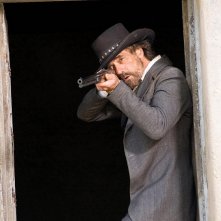 Jeremy Irons interpreta il rancher Randall Bragg nel film Appaloosa