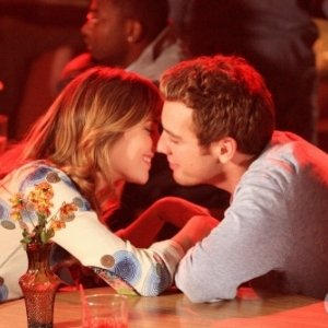 Jessica Stroup e Bret Harrison nell'episodio Il bottino di Reaper