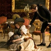 Keira Knightley e Ralph Fiennes in una scena del film La duchessa