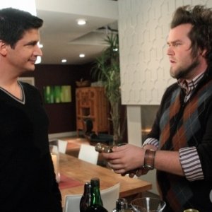 Ken Marino e Tyler Labine in una scena dell'episodio Vedere l'invisibile di Reaper - In missione per il diavolo