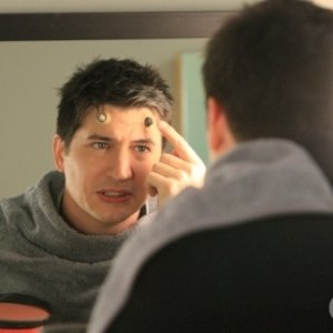 Ken Marino in una scena dell'episodio Vedere l'invisibile di Reaper - In missione per il diavolo